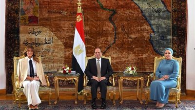 السيسي وقرينته يستقبلان حرم الرئيس الأمريكي بقصر الاتحادية (صور)