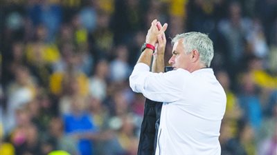 جماهير مانشستر يونايتد تدعم مورينيو وتهاجم الإدارة