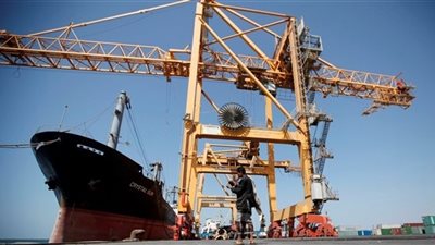 ميليشيا الحوثي تحتجز 10 سفن نفطية بميناء الحديدة