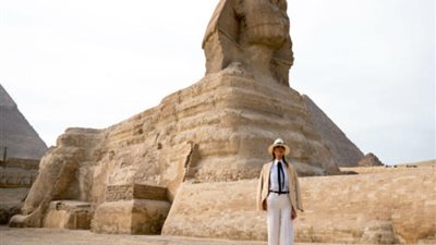 قرينة ترامب في أحضان الأهرامات.. 