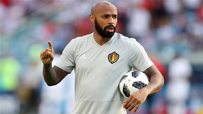 تيري هنري يقترب من تدريب أحمد المحمدي