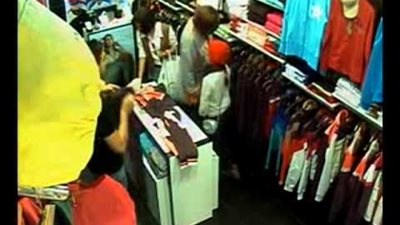 بالفيديو.. رد فعل فتاة حاول رجل الاعتداء عليها