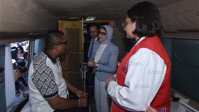وزيرة الصحة تتابع حملة فيروس سي داخل سيارة متنقلة بالإسكندرية