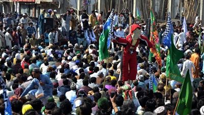 إسلاميو باكستان يحذرون من عواقب وخيمة إذا لم تعدم امرأة لازدراء الدين