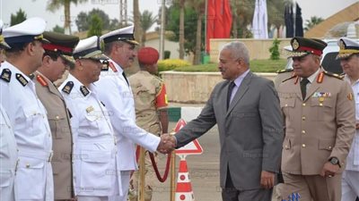 محافظ السويس وقائد الجيش الثالث ومدير الأمن يضعون أكاليل الزهور علي قبر الجندي المجهول (صور)