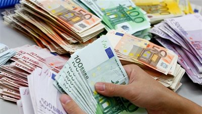 مدير بنك يسرق مليون يورو من أرصدة 