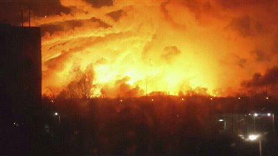 انفجار ضخم داخل مستودع أسلحة في أوكرانيا (فيديو)