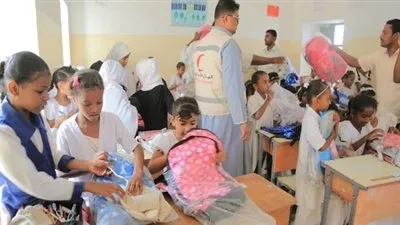 بتمويل إماراتي... إطلاق مشروع الزي والحقيبة المدرسية في اليمن