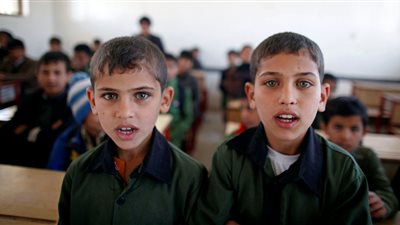 يمني يحوّل منزله مدرسة للأطفال