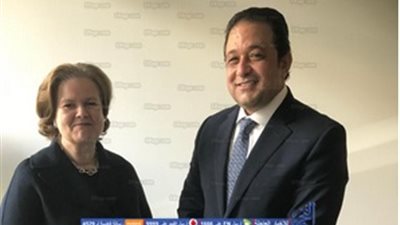 علاء عابد يلتقي مديرة 