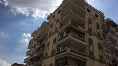 حي فيصل ينفذ قرار إزالة دور مخالف بعمارة سكنية في السويس (صور)