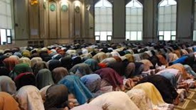 هل يجوز صلاة الإمام في الدور الثاني والمأمومين في الأول؟