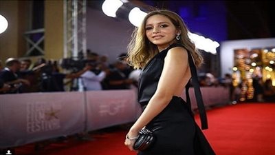 شاهد الفستان الذي شارك في تصميمه 1000 مصمم