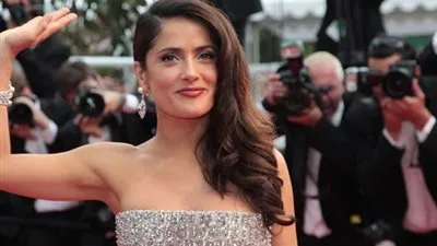 سلمى حايك لا تغسل وجهها بالماء.. بل تستخدم هذه المادة