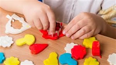 طريقة عمل الصلصال لأطفالك في المنزل (فيديو)