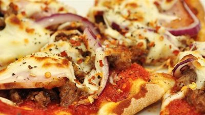 طريقة عمل فطيرة البيتزا اللذيذة 