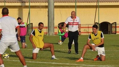 جروس يعقد جلسة مع لاعبي الزمالك