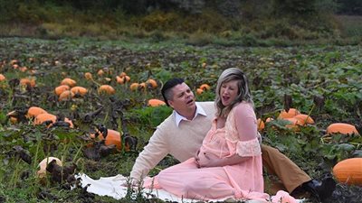 لهذا السبب.. امرأة حامل تخضع لجلسة تصوير غريبة! (صور)