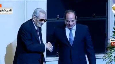 قائد الفرقة 19 مشاة بحرب أكتوبر يقدم هدية تذكارية إلى السيسي 