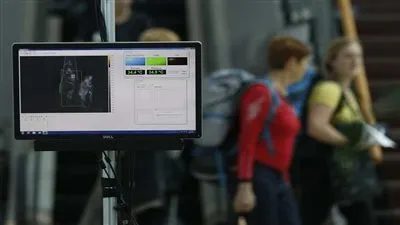 موظفو مطار بلندن يجبرون امرأة على إظهار ثدييها للتفتيش (صورة)