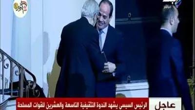 من هو الفريق يوسف عفيفي الذي قدم هدية تذكارية لـ