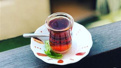 استشاري ينصح بعدم شرب الشاي والقهوة في فناجين الاستراحات.. تعرف على السبب