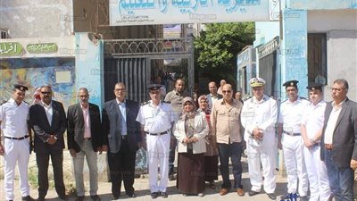 ضباط مديرية أمن السويس يسددون مصروفات الطلاب الغير قادرين (صور)