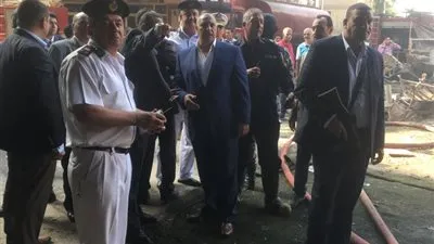 مدير أمن الجيزة يتفقد موقع حريق مخزن تابع حي الهرم