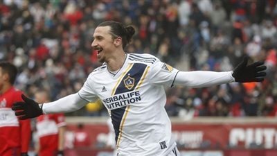 لاجازيتا: إبراهيموفيتش يفضل ميلان على اتحاد جدة