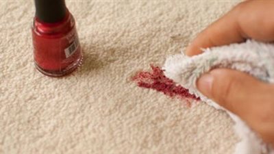 بالفيديو.. هكذا يمكنكِ إزالة المناكير من الملابس