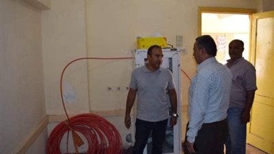 رئيس مركز أبو قرقاص بالمنيا يتابع توصيل الإنترنت بمدرسة الثانوية بنات