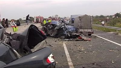 مصرع 11 شخصًا فى حادث سير باليونان