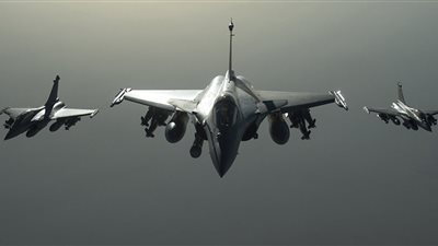 التحالف الدولي يقصف دير الزور بقنابل الفوسفور الأبيض المحرم دوليًا 