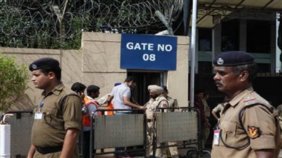 قرار غريب.. الهند تطالب أفراد الأمن بالمطارات بتقليص ابتساماتهم