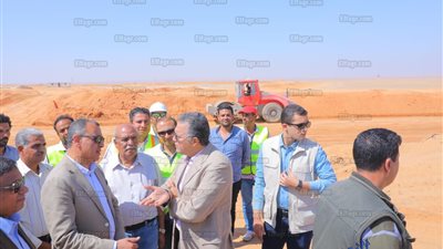 وزير النقل يتابع تطوير طريق القاهرة أسيوط الصحراوي الغربي  
