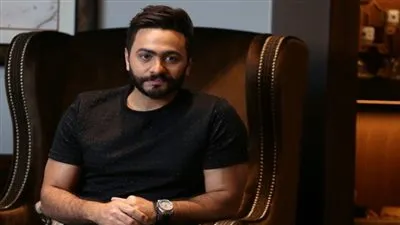 جولة مع الفنانين.. تامر حسني ممنوع من الغناء بأمر الأطباء