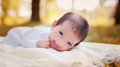 مراحل تطور الأصوات المسموعة للطفل في عامه الأول