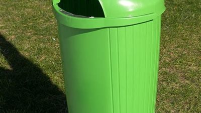 لهذا السبب.. رجل يلقي سلة القمامة على فتاة بالصين! (فيديو)