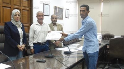 تسليم شهادات دورة تربية نحل العسل بزراعة الفيوم (صور)
