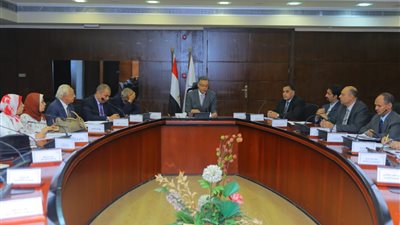 وزير النقل يوجه بسحب الأعمال من الشركات المتأخرة عن تطوير المزلقانات