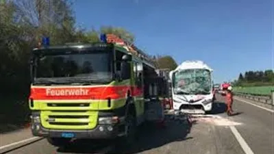 إصابة 15 فى صدام حافلة بسويسرا