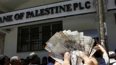 مصادر فلسطينية تنفي قرار وقف صرف رواتب موظفي غزة