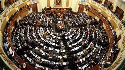 سعر الكشف يصل إلى 1500 جنيه.. كيف يواجه البرلمان جشع أطباء العيادات الخاصة؟