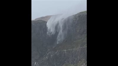 عاصفة فى بريطانيا تعكس اتجاه تدفق الشلالات (فيديو)