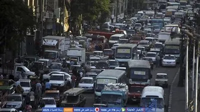 تكدسات مرورية بالشوارع والطرق الرئيسية بالقاهرة والجيزة