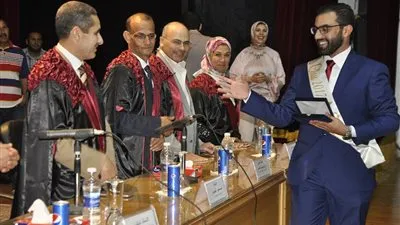 رئيس جامعة قناة السويس يشهد حفل تخريج الدفعة الـ 16 بكلية طب الأسنان 