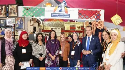 رئيسة المجلس القومي للمرأة تزور معرض 