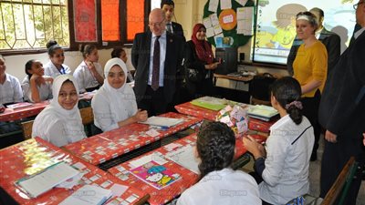 وفد بريطاني برئاسة وزير التنمية يزور مدرسة سراى القبة الإعدادية بنات 