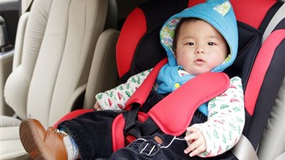 الطريقة الصحيحة لتركيب مقعد الطفل داخل السيارة 