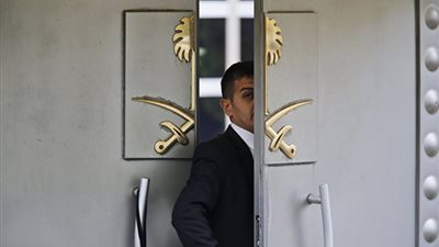 بعد حصولهم على عينة من تربة الحديقة.. الشرطة التركية تغادر القنصلية السعودية بأنقرة